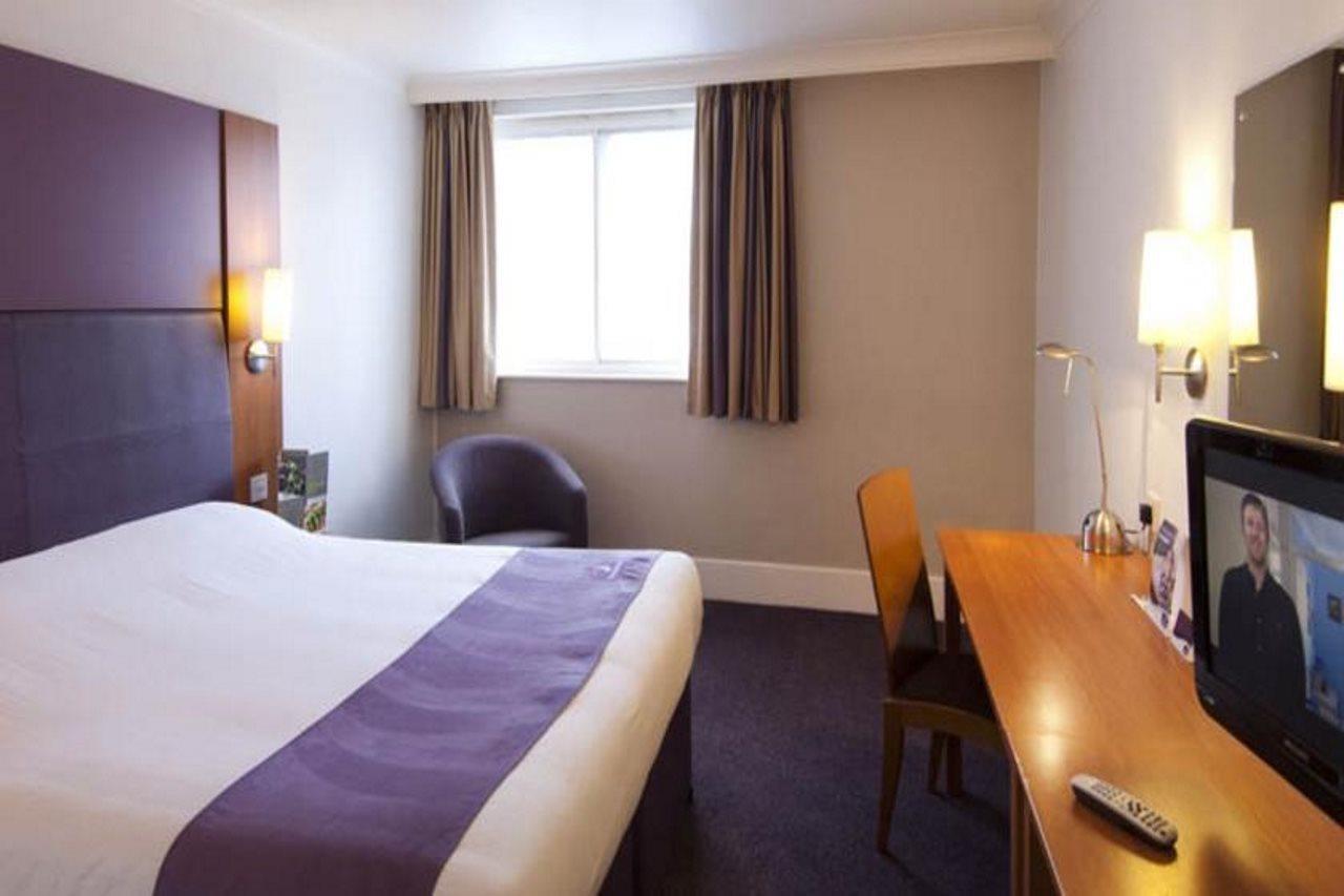 Premier Inn Колчестър Екстериор снимка