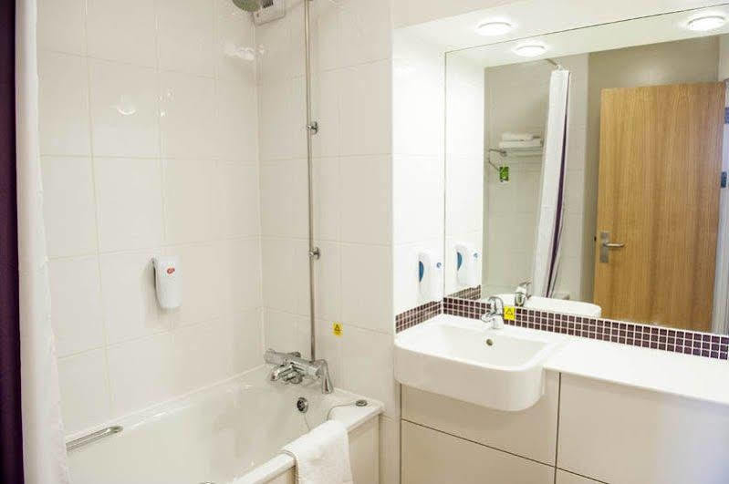 Premier Inn Колчестър Екстериор снимка