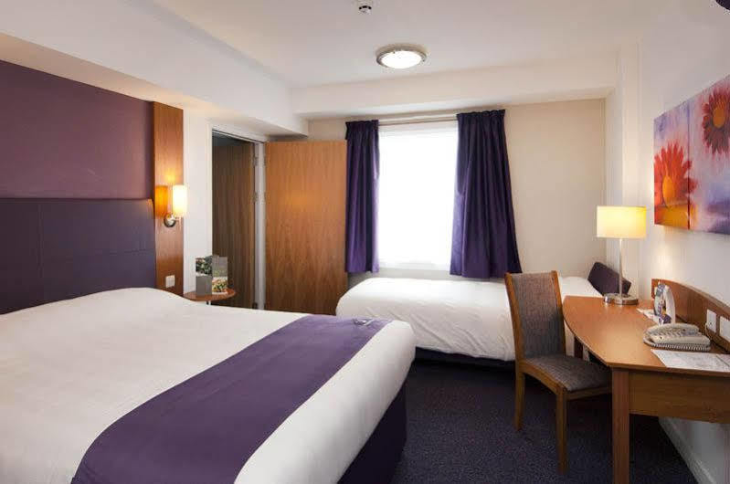 Premier Inn Колчестър Екстериор снимка